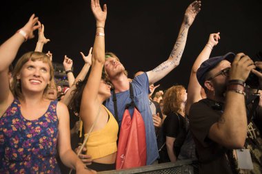 Nyon, İsviçre - 19 Temmuz 2017: Kanadalı rock grubu Arcade Fire'ın Paleo Festivali konserinde tezahürat ve dans dinleyicileri