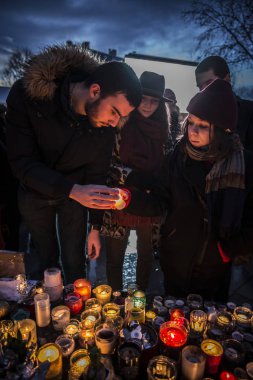 Paris, Fransa- 10 Ocak 2016: Place de la Repbublique, bombalı saldırı ve silahlı saldırı kurbanlarının anısına düzenlenen tören, Charlie Hebdo terör saldırısı ve 