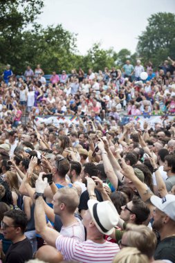 Amsterdam, Hollanda - 23 Temmuz 2016: 2016 Gay Euro Pride için Vondelpark'taki Pembe Cumartesi kutlamaları sırasında Vondelpark Açık Hava Tiyatrosu'nda şarkı söyleyen Anita Meyer konserinde seyirciler