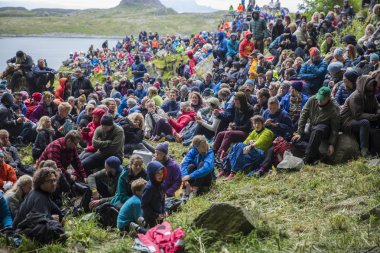 Traena, Norveç - 09 Temmuz 2016: Avustralyalı şarkıcı Ry X'in Traena müzik festivalinde Sana Adası'ndaki Kirkehelleren Katedralmağarası'ndaki konserinde seyirci