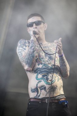 Traena, Norveç - 07 Temmuz 2016: Norveçli punk rock grubu Viagra Boys'un Traenafestival'deki konseri, traena adasında müzik festivali gerçekleşiyor