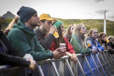 Traena, Norveç - 07 Temmuz 2016: Norveçli punk rock grubu Viagra Boys'un Traenafestival'deki konserinde seyirciler tezahürat yapıyor, traena adasında müzik festivali gerçekleşiyor
