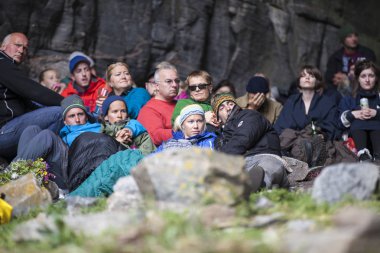 Traena, Norveç - 09 Temmuz 2016: Avustralyalı şarkıcı Ry X'in Traena müzik festivalinde Sana Adası'ndaki Kirkehelleren Katedralmağarası'ndaki konserinde seyirci