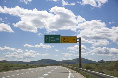 güney Hırvatistan'da güneşli ilkbahar veya yaz kırsal geçiyor yol
