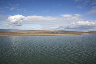 Deniz kıyısı manzarası, su, kumsal ve beyaz bulut, Royan, Fransa yakınlarında garonne halis