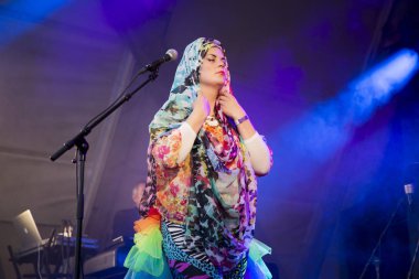 Traena, Norveç - 9 Temmuz 2016: Norveçli müzisyen ve söz yazarı Ida Maria'nın Traenafestival'deki konseri, küçük Traena adasında müzik festivali