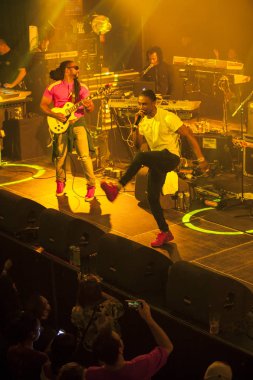 Amsterdam, Hollanda - 1 Temmuz 2016: Kültürel ve dünya müzik festivali Roots Amsterdam'ın bir parçası olarak Melkweg'de reggae şarkıcıları Gentleman ve Ky-Mani Marley konseri öncesinde Christopher Martin ile destek hareketi