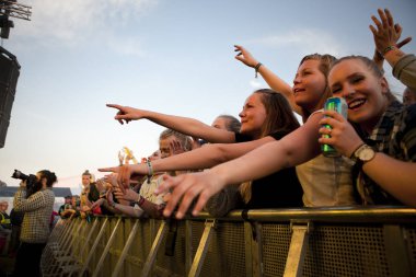 Traena, Norveç - 9 Temmuz 2016: Norveçli Punk Rock grubu Kuuk'un Traenafestival'deki konseri, küçük Traena adasında müzik festivali gerçekleşiyor