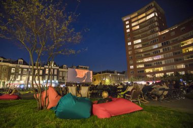 Amsterdam, Hollanda - 22 Ağustos 2018: 16-25/08/2018 tarihleri arasında düzenlenen Dünya Sineması Amsterdam'da Marie Heinekenplein'de Brezilya filmi Benzinho'nun açık hava gösterimi