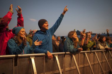 Traena, Norveç - 11 Temmuz 2014: Norveçli şarkıcı ve gitarist Erlend Oyefeaturing İzlandalı grup Hjalmarat'ın Traenafestival konseri sırasında, küçük Traena adasında düzenlenen müzik festivali