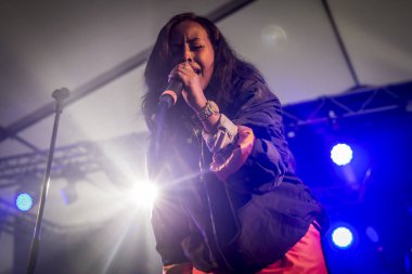 Traena, Norveç - 07 Temmuz 2016: İsveç merkezli Somalili şarkıcı Cherrie Hersi'nin Traenafestival'de konseri, traena adasında müzik festivali gerçekleşiyor