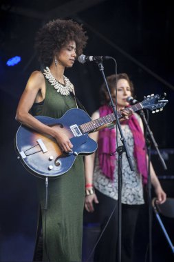 Amsterdam, Hollanda - 3 Temmuz 2016: Dünya müziği Namibyalı grup Shishani ve Namibya Masalları Amsterdam Roots Open Air konseri, Oosterpark'ta düzenlenen ücretsiz erişim kültür festivali