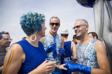 Amsterdam, Hollanda - 1 Ağustos 2015: Katılımcıların korunması insan hakları ve sivil eşitlik - Prinsengracht, Amsterdam Eşcinsel gurur geçit için yıllık olay