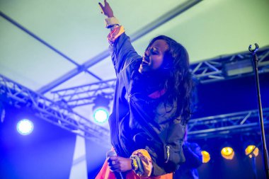 Traena, Norveç - 07 Temmuz 2016: İsveç merkezli Somalili şarkıcı Cherrie Hersi'nin Traenafestival'de konseri, traena adasında müzik festivali gerçekleşiyor