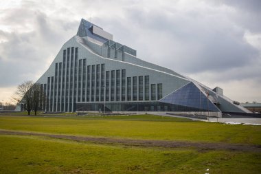 Riga, Letonya - 15 Şubat 2016: Letonya Ulusal Kütüphanesi Yeni Binası, aynı zamanda Işık Kalesi olarak da bilinir