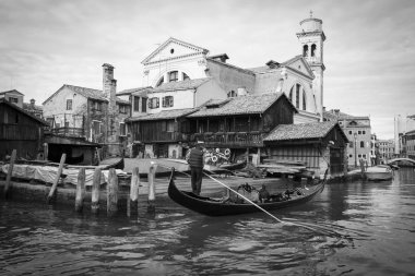 Gondol yenileme ve onarım için suyun dışında, Gondol inşaat ve onarım alanı, Squero di San Trovaso ve San Trovaso Kilisesi, Venedik İtalya.