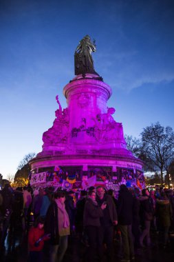 Paris, Fransa- 10 Ocak 2016: Place de la Repbublique, bombalı saldırı ve silahlı saldırı kurbanlarının anısına düzenlenen tören, Charlie Hebdo terör saldırısı ve 