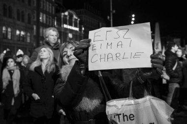 Amsterdam, Hollanda, 08 Ocak 2015: Paris'te Charlie Hebdo'ya yapılan saldırıyla dayanışma içinde şeytani bir yer, Fransa'da 07 Ocak
