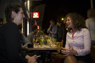 Amsterdam, Hollanda - 18 Ağustos 2016: 18-27/08/2016 tarihleri arasında düzenlenen Dünya Sineması Amsterdam'ın açılış töreninde dışarıda içki içen ler