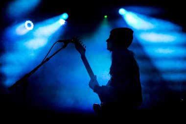Traena, Norveç - 9 Temmuz 2016: Norveçli elektronik müzik ikilisi Ost & Kjex'in Traenafestival'de konseri, traena adasında müzik festivali gerçekleşiyor