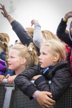 Traena, Norveç - 07 Temmuz 2016: Norveçli şarkıcı Astrid S'nin Traenafestivalen'deki konserinde tezahürat lar, küçük Traena adasında düzenlenen müzik festivali