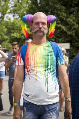 Amsterdam, Hollanda - 23 Temmuz 2016: Pembe Cumartesi kutlamaları sırasında Vondelpark'taki gösterilere ve etkinliklere katılan baba ve oğul 