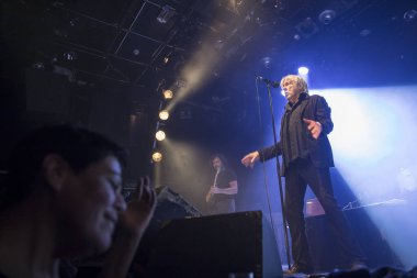Amsterdam, Hollanda - 10 Şubat 2018: Belçikalı rock grubu Tjens Matic'in şarkıcı Arno ile melkweg konseri