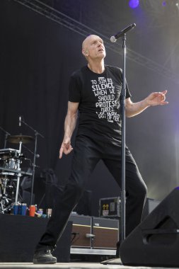 Nyon, İsviçre - 19 Temmuz 2017: Avustralyalı rock grubu Midnight Oil'in Paleo Festivali'nde konseri