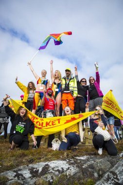 Traena, Norveç - 11 Temmuz 2015: Traenafestival sırasında Avrupa'nın en küçük eşcinsel Gururu'na katılan renkli bir grup insan, traena adasında düzenlenen müzik festivali.