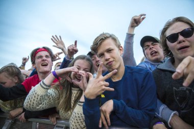 Traena, Norveç - 08 Temmuz 2015: seyirci Traenafestival, müzik festivali Traena küçük adada yer alıyor.