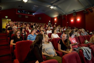 Amsterdam, Hollanda - 27 Ağustos 2016: Dünya Sineması Amsterdam'ın kapanış ödül törenine seyirci, 18-27/08/2016 tarihleri arasında düzenlenen dünya film festivali