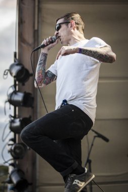 Traena, Norveç - 07 Temmuz 2016: Norveçli punk rock grubu Viagra Boys'un Traenafestival'deki konseri, traena adasında müzik festivali gerçekleşiyor