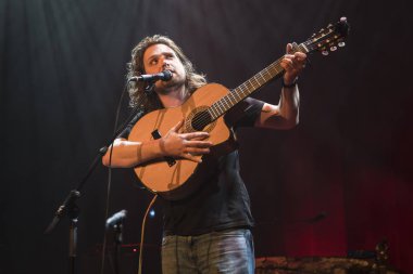 Utrecht, Hollanda - 1 Mayıs 2017: Amerikalı şarkıcı, söz yazarı ve multi-enstrümentalist Valerie June'un Utrecht'teki Tivoli Vredenburg konseri öncesinde Will Varley Music ile ilk perde