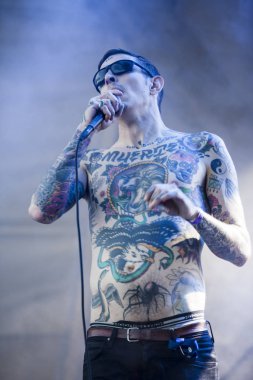 Traena, Norveç - 07 Temmuz 2016: Norveçli punk rock grubu Viagra Boys'un Traenafestival'deki konseri, traena adasında müzik festivali gerçekleşiyor