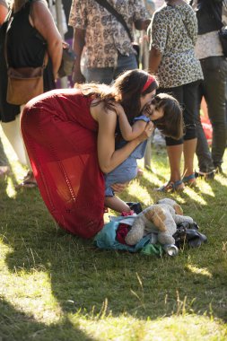 Amsterdam, Hollanda - 5 Temmuz 2015: Amsterdam Roots Open Air'de kızıyla birlikte genç anne, Park Frankendael'de 05/07/2015 tarihinde düzenlenen kültür festivali