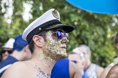 Amsterdam, Hollanda - 1 Ağustos 2015: Katılımcıların korunması insan hakları ve sivil eşitlik - Prinsengracht, Amsterdam Eşcinsel gurur geçit için yıllık olay