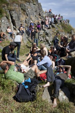 Traena, Norveç - 12 Temmuz 2014: Norveçli Şarkıcı Stein Torleif Bjella'nın Konseri öncesinde Sana Isaland'daki Kirkehelleren Katedrali Mağarası'nda Traena müzik festivalinde bekleyenler