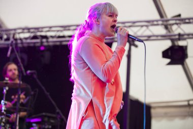 Traena, Norveç - 08 Temmuz 2016: Norveçli Pop Indie şarkıcısı Katrin Froder'In Traenafestival'deki konseri, traena adasında müzik festivali gerçekleşiyor