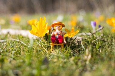 Amsterdam, Nertherlands. 12 Nisan 2015. Çimenlerin üzerinde uzun bir sandalyede güneşlenen kadın. Playmobil oyuncak hattı 1975 yılından bu yana var ve Alman şirketi Brandtaetter tarafından üretilmektedir.