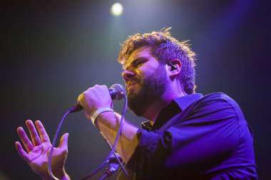 Amsterdam, Hollanda - 13 Aralık 2016: Belçikalı şarkıcı, söz yazarı ve müzisyen Selah Sue'nun Paradiso konseri öncesinde Belçikalı grup Delv!s ile destek hareketi, Delvis olarak telaffuz edildi