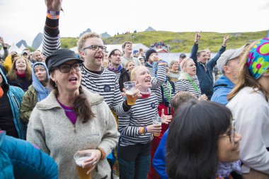 Traena, Norveç - 08 Temmuz 2015: seyirci Traenafestival, müzik festivali Traena küçük adada yer alıyor.