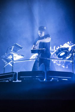 Nyon, İsviçre - 18 Temmuz 2017: Fransız elektronik müzisyeni Petit Biscuit'in Paleo Festivali'ndeki konseri