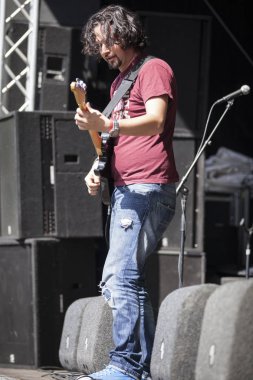 Amsterdam, Hollanda - 3 Temmuz 2016: Alternatif Cezayirli grup Djmawi Africa'nın Amsterdam Roots Open Air konseri, Oosterpark'ta düzenlenen ücretsiz halk kültür festivali