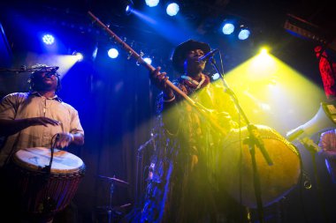 Amsterdam, Hollanda - 17 Şubat 2016: Paradiso Bitterzoet konser salonunda Mali Bko Quintet'ten Afrikalı grubun konseri.