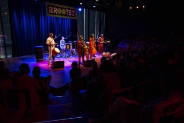 Amsterdam, Hollanda - 3 Temmuz 2015: Afrikalı grup Bko Quintet'in Bimhuis'te konseri, amsterdam roots kültür ve dünya müzik festivali kapsamında.