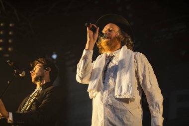 Traena, Norveç - 9 Temmuz 2015: İsveçli rock grubu Movits'in konseri! Traenafestival, müzik festivali Traena küçük adada yer alan