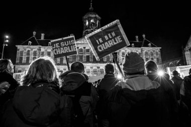 Amsterdam, Hollanda, 08 Ocak 2015: Paris'te Charlie Hebdo'ya yapılan saldırıyla dayanışma içinde şeytani bir yer, Fransa'da 07 Ocak