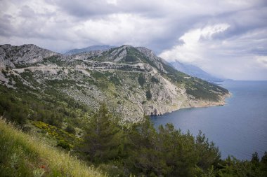 Dramatik bulutlu gökyüzü, Hırvatistan ile adriyatik denizinde aşağı gidiyor uçurumun havadan görünümü