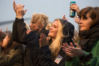Traena, Norveç - 10 Temmuz 2014: İsveçli rock grubu First Aid Kit'in Traenafestival'deki konseri sırasında, traena adasında müzik festivali gerçekleşiyor
