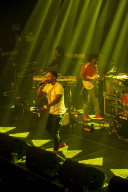 Amsterdam, Hollanda - 1 Temmuz 2016: Kültürel ve dünya müzik festivali Roots Amsterdam'ın bir parçası olarak Melkweg'de reggae şarkıcıları Gentleman ve Ky-Mani Marley konseri öncesinde Christopher Martin ile destek hareketi